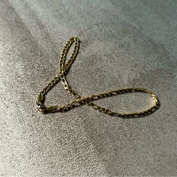 🌿Gld Figaro Link Chain in Yellow Gold - 4mm🌿 - Picture 4 of 7